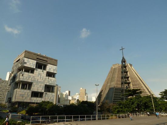 ...rechts die Kathedrale von Rio (1964-1979)... links Petrobas Hauptgebäude (1972) = Rio Cube (108 x 108 m)