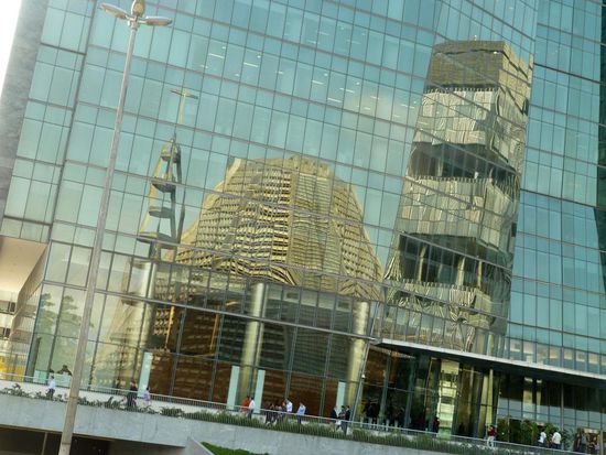 Spiegelungen (Kathedrale und Rio Cube)