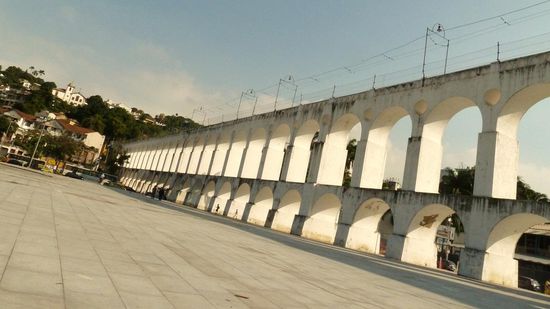 ...und noch einmal bei Schönwetter...abends spielt es sich hier ab. Lokale... Musik... Party