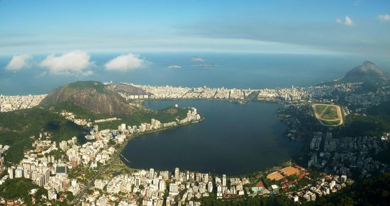 Blick auf Lagoa Rodrigo de Freitas und den dahinterliegenden Stränden von Copacabana (links) und Ipanema (rechts)