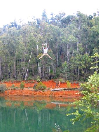 "Flying Fox"
Nicht allzu langsam schwebt man hier in ca. 8 m Höhe etwa 150 m über den See.
Bisherige Bilanz:
Andrews Mutter hielt sich zwar tapfer an der Rolle fest, wurde aber vorher nicht in die Bremstechnik eingewiesen. Sie musste anschliessend mit einer gebrochenen Rippe an den Balken gefesselt frei geschnitten werden.
6 Leute haben bis jetzt den Absprung in den See gewagt. Andrews Freundin wurde danach fast von der Rolle erschlagen, das dass Seil unheimlich zu schwingen anfängt.
Nicht ganz schmerzfrei, aber stolz kann sich der Danny jetzt als 7. "Flying-Fox-Springer" betrachten.