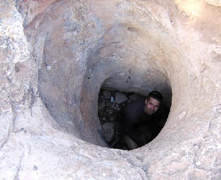 Blowhole: Oeffnung eines unterirdischen Karsttunnelsystems auf dem Weg in Richtung Osten. Bei Luftdruckunterschieden stroemt ein starker Luftstrom ein oder aus.
Lieder hatten wir keine Zeit um die Tunnel naeher zu untersuchen.....