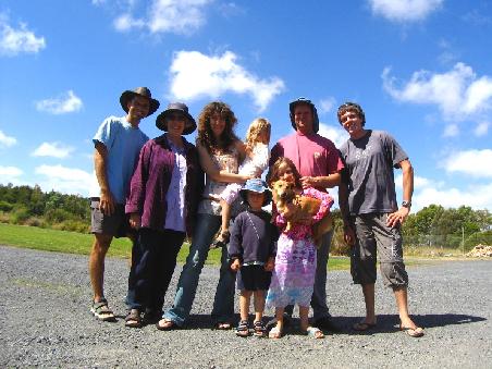 Thomas, Helens Mutter (und Schweagerin), Helen mit Nadja, Kind von Freunden, Maja mit Hund, Trevor und meine Wenigkeit.(von links)