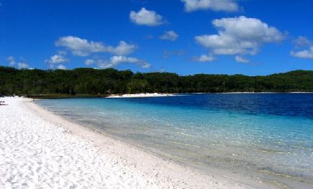 Lake McKenzie mit 98% Quarzsandanteil, daher der blütenweisse Sand.