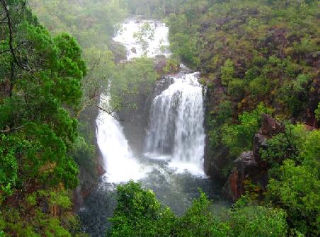 Im Becken des Wasserfalls konnte man bei strömendem Regen baden gehen! Eine coole Sache!