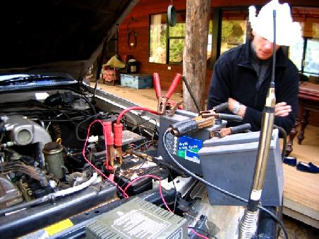 Andrew's Kameraakku hatte ueber Nacht die ganze Autobatterie leer gesaugt. Selbst diese Konstruktion brachte keine Erfolge!
