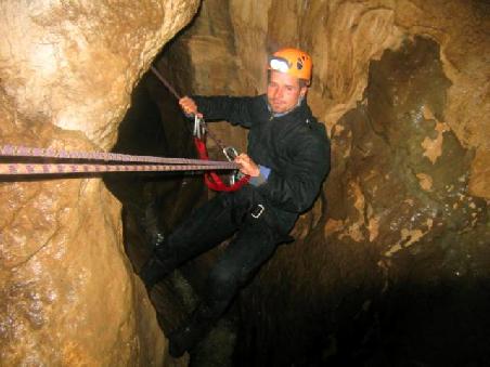 Manchmal im Bach aber manchmal auch ein ganzes Stück darüber.