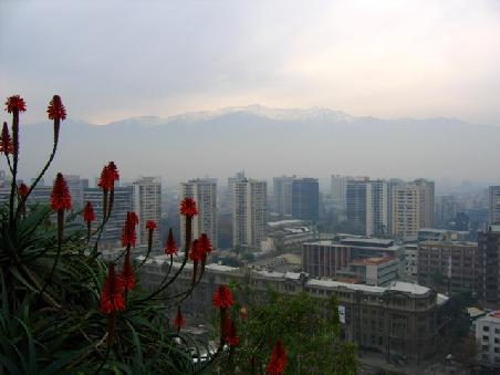 Ausblick vom Santa Lucia Hill. Truebes Santiago mit den maechtigen Anden im Hintergrund.