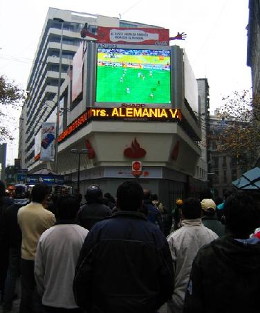 Ein komischer Moment. In der City Santiagos verfolgten wir ein Quallifikationsspiel der Fussball-WM, welches im heimischen Leipzig stattfand.