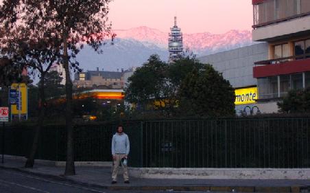 Direkt vor unserem Hostel erlebten wir die Anden im Farbenspiel des Sonnenuntergangs.