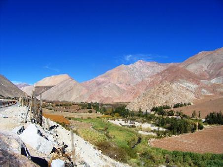 Der schmale gruene Talstreifen des Valle Elqui, umgeben von den trockenen Auslaeufern der Atacama Wueste.