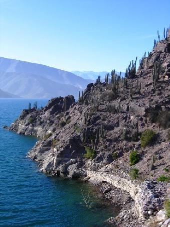 Hier wird seit 1999 der Rio Elqui angestaut und dient nur zur Wasserversorgung der Region. Dass man hier Unmengen an Elektrizitaet gewinnen koennte, faellt wahrscheinlich nur dem deutschem Ingenieursauge auf?!