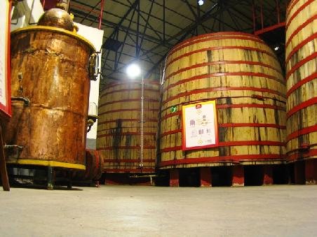 ...in den heiligen Lager- und Reifestaedten der Pisco-"Kelterei".