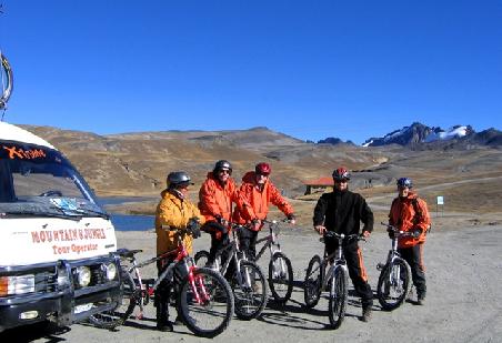 Auf 4600m Höhe gings los! Es war windig und frisch... doch schon nach 60km waren wir in tropischen Regionen mit angenhemen Temperaturen!