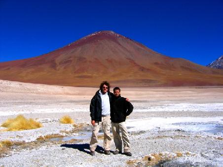 Start in die Weiten des Altiplano! Da wir schon in 4600m Höhe sind, scheinen die 5000er und 6000er Berge wie Zwerge!
