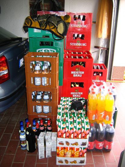 Getränke für 200 Leute! Auf den ersten Blick sieht es nicht viel aus! Aber zwei Kombis hat es locker gefüllt!