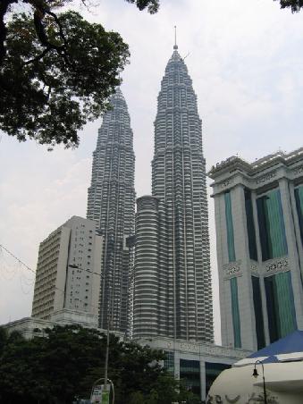 Petronas Towers || (Beim Fotografieren dieses Bildes ist Thomas bald umgefallen, die Dinger sind wirklich riesig)