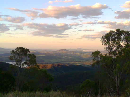 Der Blick von dem einen Berg - im Hintergrund eines der ständigen Buschfeuer