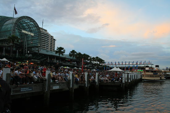 menschenmasse im Darling Harbour in Sydney am Australia Day