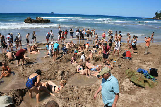 Am Hot Water Beach (ich bin irgendwo hinter dem Typen mit dem roten Shirt)