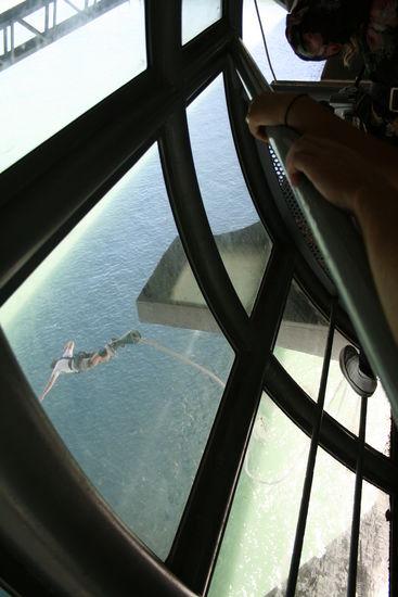 Bunjeejumper von der Brücke