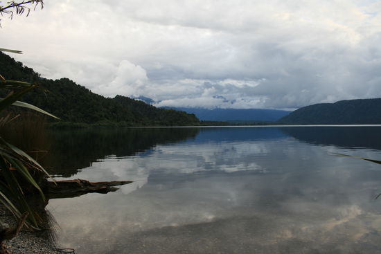 Der ruhige Mapourika See am Abend Nordinsel