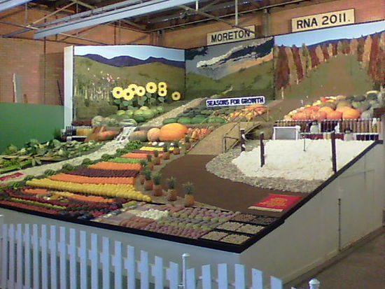 Ekka - Agrikulturhalle
Dort gab es mehrere Landschaften/Bilder aus Gemüse und Obst
Die wurden dann am Schluss auch verkauft - wo ich dann recht günstig an Obst/Gemüse gekommen bin