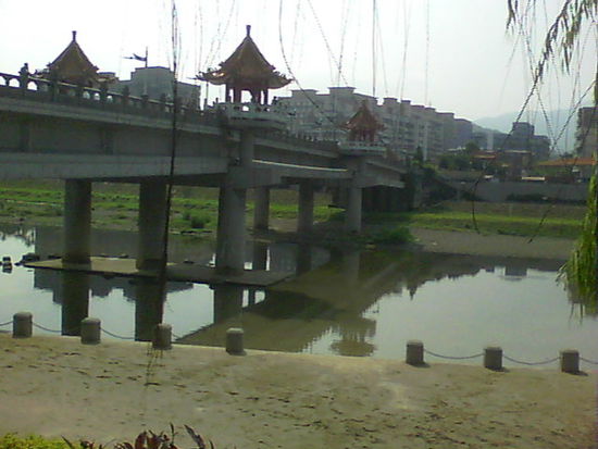 Eine Brücke in Taipeh. Bei den überdachten Stellen stehen Angler angeblich den ganzen Tag...