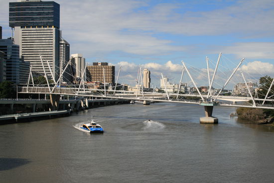 Brisbane River - es gibt hier viel Brücken über den Fluss, jede individuell. Es wird hier viel Wert auf Gestaltung gelegt - was man an den Bauwerken, den Parks etc. sehen kann