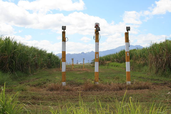 Wir waren wirklich nah am Flughafen. Das war das Feld in der Nähe unseres Resorts und die Landebeleuchtung - wie es aussieht...