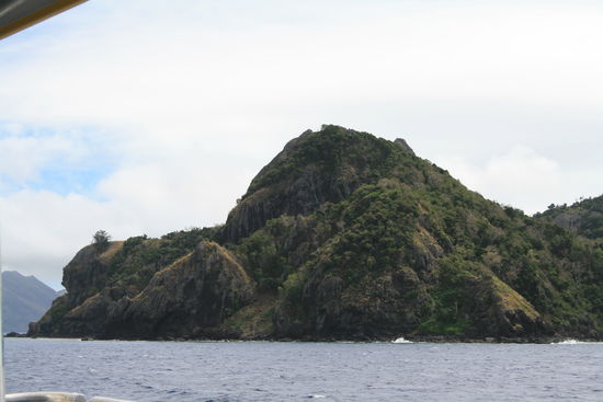 Die Inseln sind sehr felsig. Die Natur dort ist echt sehr schön. Aber es gibt natürlich auch viele Spinnen etc.