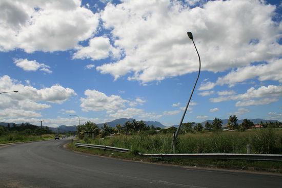 Das war auf der Hauptinsel. Unser Wailoaloa Beach Resort war weiter die Straße runter. Ca. hundert Meter weiter links war der Strand. Der ist aber auf der Hauptinsel nicht so schön...