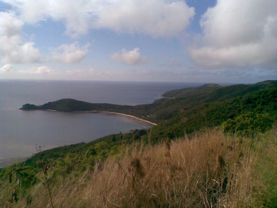 Unser Resort war in der Mitte der Bucht (Naviti) -  Jemand hat uns eine Machete geliehen um uns den Pfad hindurch zu kämpfen. Leider haben wir die riesigen Spinnen hier oben nicht fotographiert