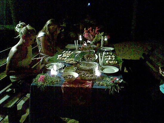 Auf Naviti im White Sandy Beach Resort-das einzige traditionelle was wir erleben durften. Ein Fiji Dinner aus dem Erdofen. Mit Plankton, Seegras und Kasavas/Süßkartoffeln