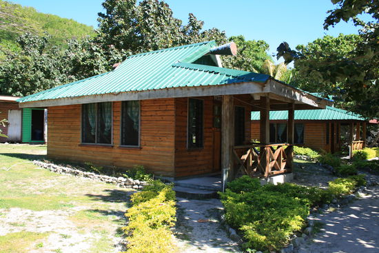 Unsere Hütte von außen - die sind alle ungefähr im selben Stil gebaut. Meistens ist das Dach an der Seite offen. Dann haben es die Viecher nicht so schwer rein zu kommen...