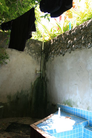 Unsere "Paradiesdusche" im  White Sandy Beach. Leider haben wir es verpasst unsere nette riesige Spinne dort zu fotographieren...