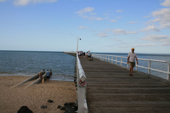 Das ist der Long Peer.  Er wurde Mitte des 20. Jahrunderts gebaut, um die Exportware (wie Holz etc.) zu den Schiffen zu bringen. Früher fuhr darauf eine Dampflock den Kilometer aufs mehr hinaus.