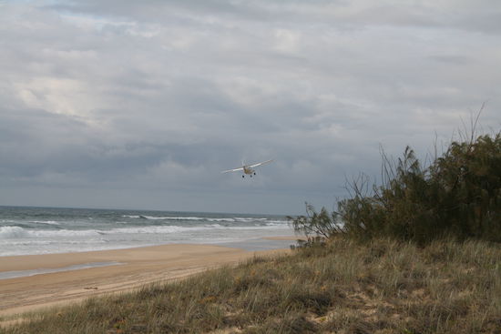 Das Flugzeug landet am Strand...