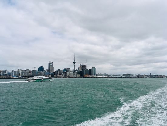 Skyline Auckland von der Fähre