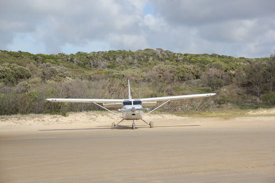 Auf der Küstenstrasse ..Achtung Flugverkehr!