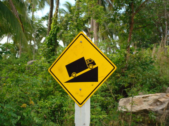 es gab noch ein besseres Schild, wir konnten es aber nicht fotografieren weil wir uns am Jeep festhalten mussten