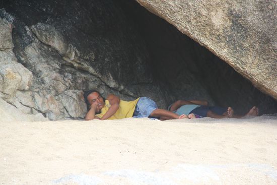 UNSER FAHRER VOM LONGTAILBOOT BEIM MITTAGSPÄUSCHEN