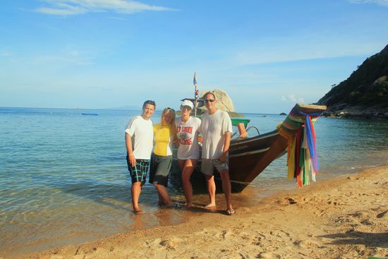 MIT DEM LONGTAILBOOT EIMAL UM DIE INSEL