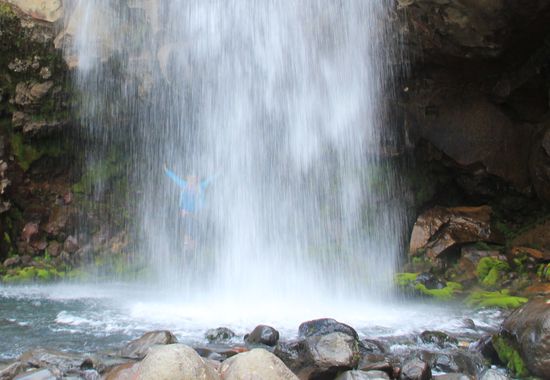 Candi hinter den Wasserfällen