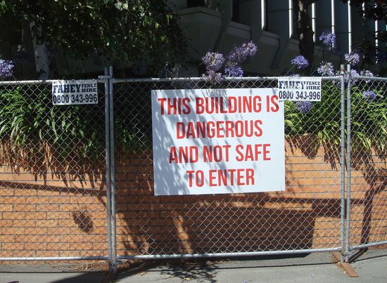 ganz viele Gebäude sind bruchfällig