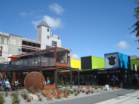 hier wurde neben den Absperrungen ein Kontainerdorf errichtet