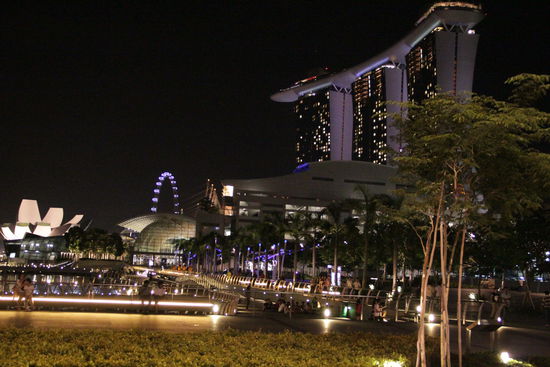 Das Riesenrad ist ein Restaurant! WOW
Und ganz oben auf dem Skypark ist ein Hotel mit Pool und natürlich eine Wahnsinnsaussicht!