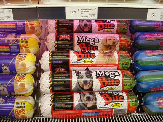 im Kühlregal im Supermarkt