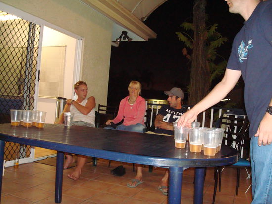 Wir spielen BIER-PONG!
