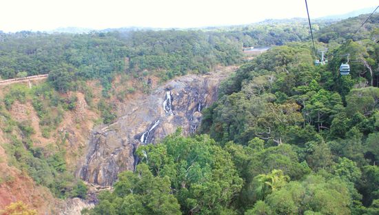 ganz links der Railway durch den Regenwald
in der Mitte die Barron Falls mit leider nicht so viel Wasser
und rechts der skyrail cableway